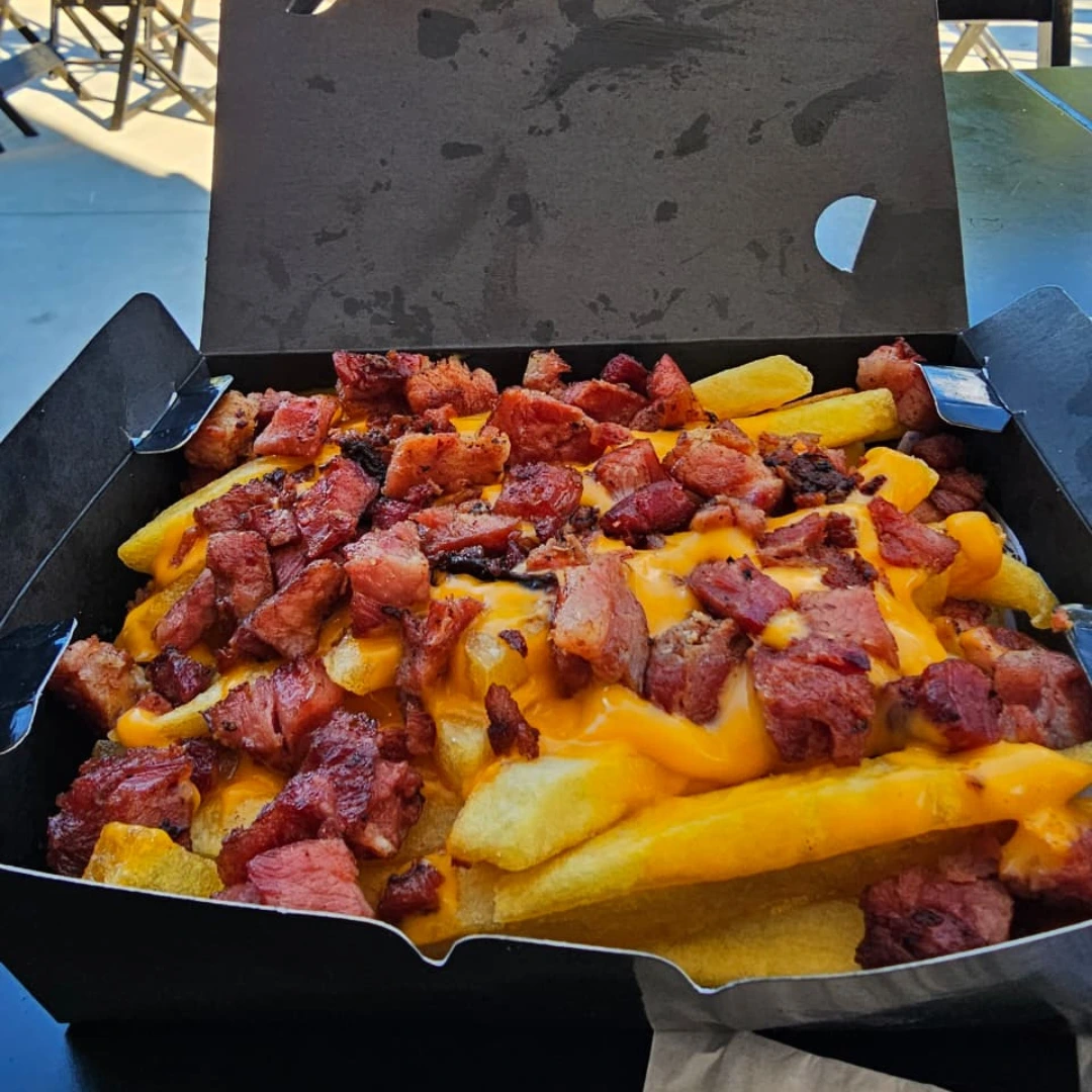 Batata com muito cheddar e bacon
